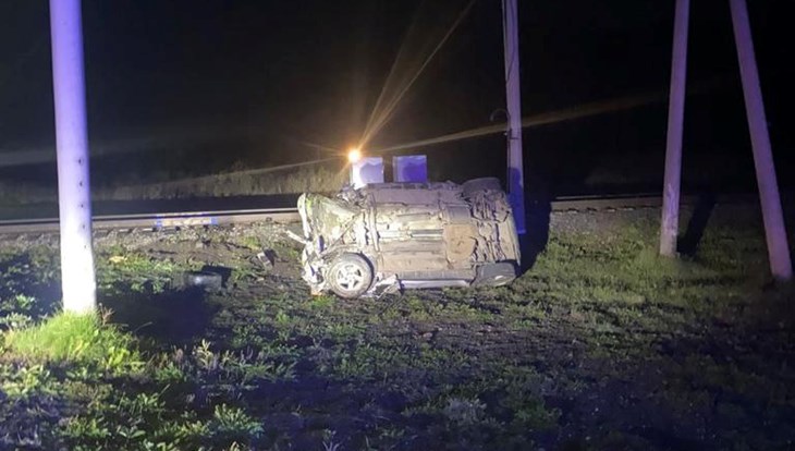 ГАИ: Renault "подрезал" поезд под Томском, пострадала пассажирка авто