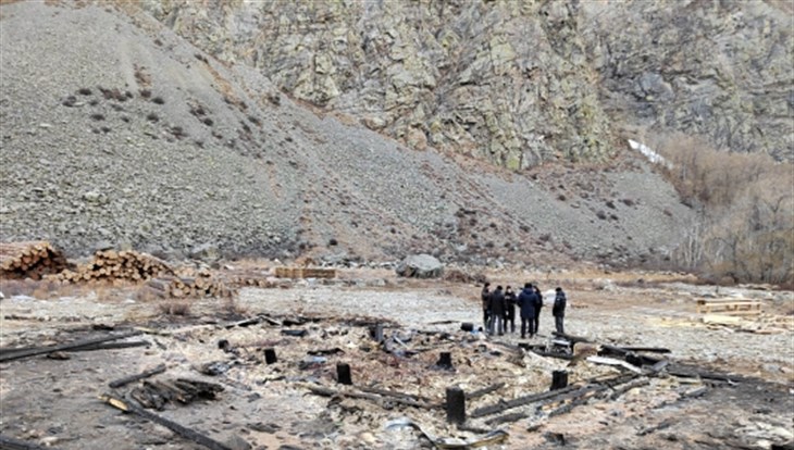 Двое томичей погибли при пожаре на строящейся турбазе на Алтае