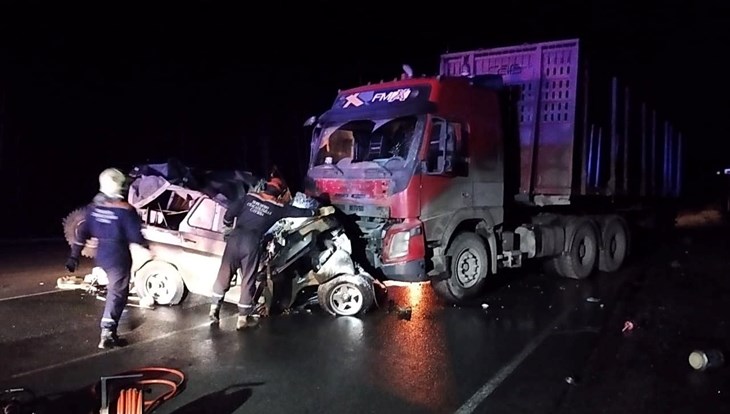 Водитель и двое пассажиров "УАЗа" погибли в ДТП с фурой под Томском