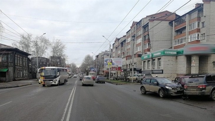 ДТП с участием четырех автомобилей и маршрутки произошло в Томске