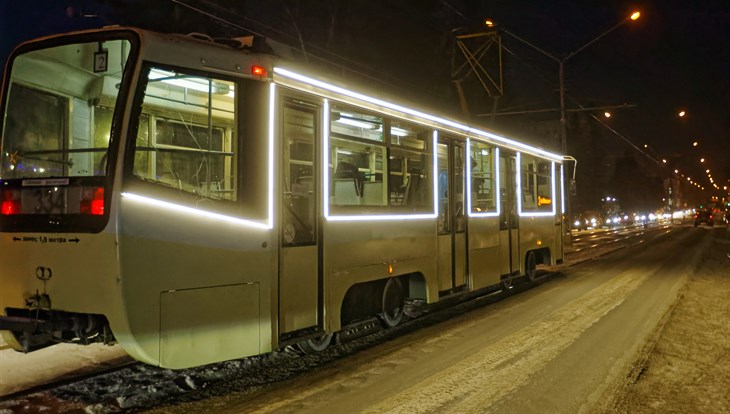 Трамваи и троллейбусы с новогодней подсветкой начали ездить по Томску