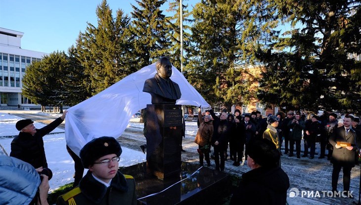 Памятник Егору Лигачеву открыт в Томске в среду