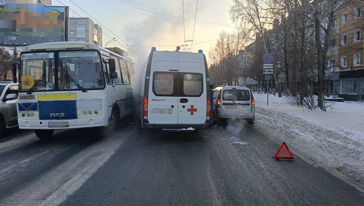 "ПАЗ", скорая и Lada столкнулись в центре Томск в воскресенье