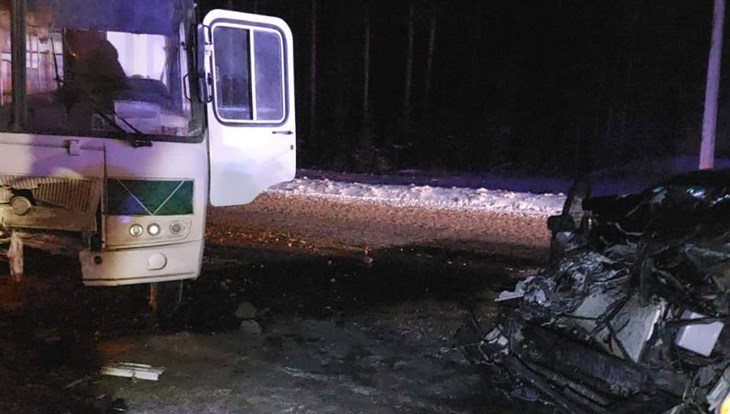 Автобус и Toyota Camry столкнулись на федеральной трассе под Томском