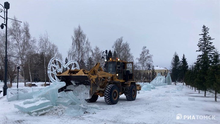 Рабочие сносят ледовые скульптуры на Новособорной площади Томска