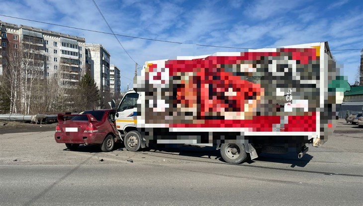 Мальчик пострадал при столкновении грузовика и легковушки в Томске