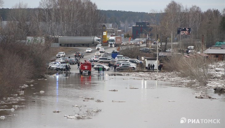 Томь продолжает заливать дорогу на Сенную Курью в Томске