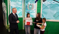 Мазур на выставке Россия вручил путевку в Томск семье из Орла