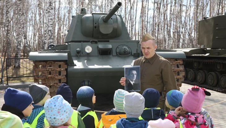 Танк-гигант "КВ-2" вызвал ажиотаж на выставке "Оружие Победы" в Томске