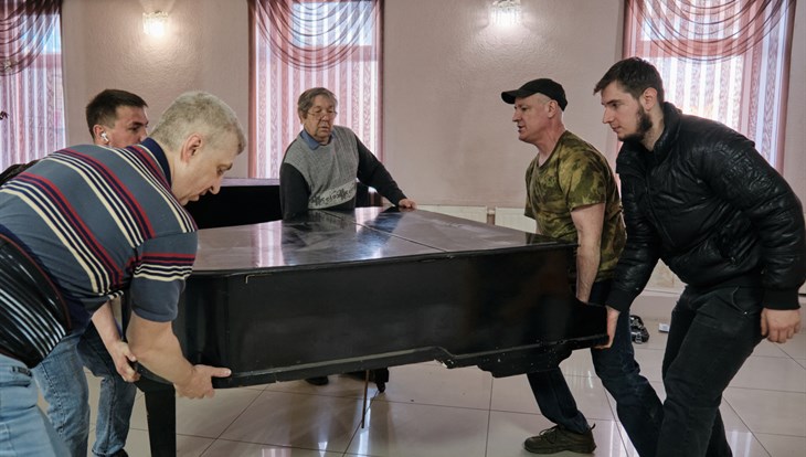 Столетний рояль Эдисона Денисова доставлен в томскую филармонию