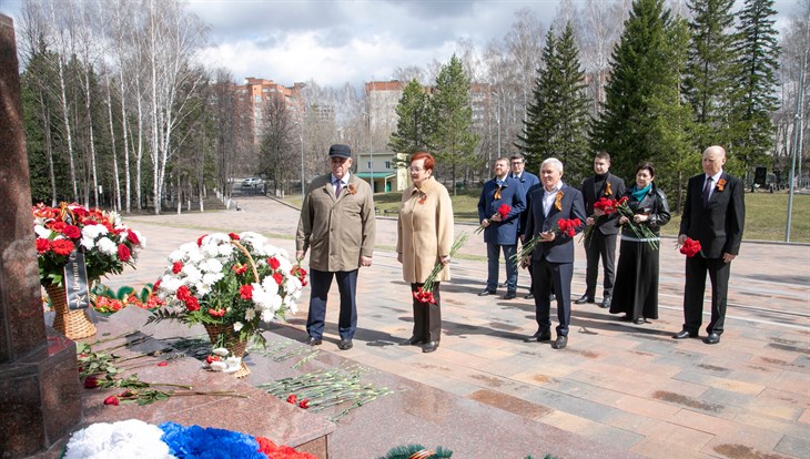 Депутаты томской облдумы возложили цветы в память о героях войны