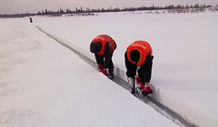 Специалисты начали резать лед на реке Томь в Томске