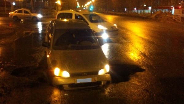 Lada провалилась в яму на Комсомольском в Томске, пострадавших нет