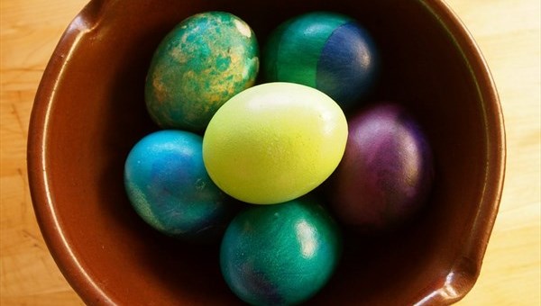 Как красить яйца на Пасху: 10 простых способов