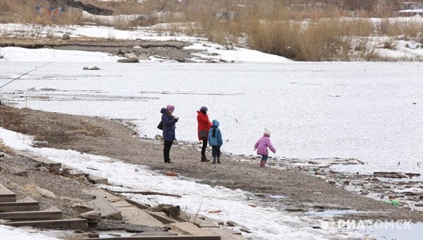 Томские власти предупреждают, что выход и выезд на лед опасны