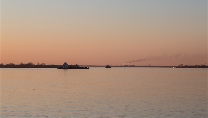 Баржа со 100 тоннами газа едва не затонула на Оби в Томской области