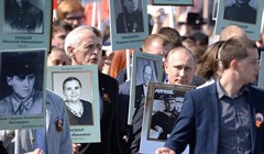 Путин с портретом отца-фронтовика встал в Бессмертный полк в Москве