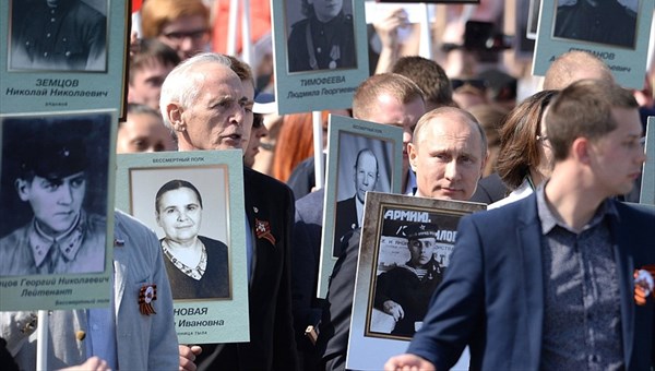 Путин с портретом отца-фронтовика встал в Бессмертный полк в Москве