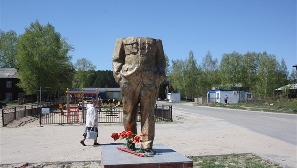 Вандал, повредивший памятник Ильичу под Томском, бил его кувалдой