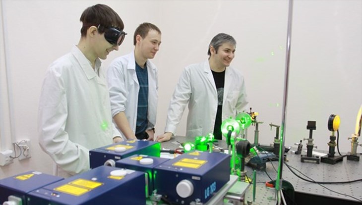 ТГУ единственный в РФ работает над миниатюрным лазером для смартфонов