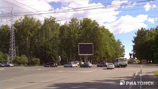 Демонтаж рекламного экрана у Лагерного сада начался в Томске
