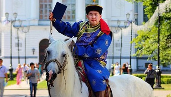 Выпускник ТГУ приехал за дипломом на коне и в национальном костюме