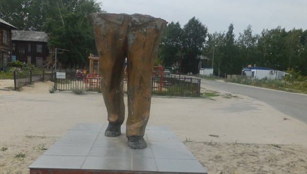 Вандалы вновь повредили памятник Ленину в томском селе