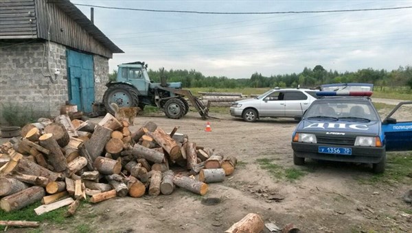 Томский сельчанин пытался починить трактор на ходу и угодил под колеса