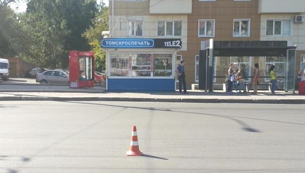 Газель в центре Томске сбила девушку, не заметив ее из-за автобуса