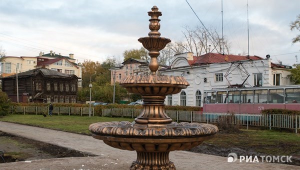 Фонтан установили на площади Батенькова в Томске