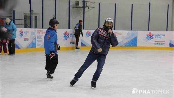 Авербух провел занятие для 45 детдомовцев в Томске и подарил им коньки