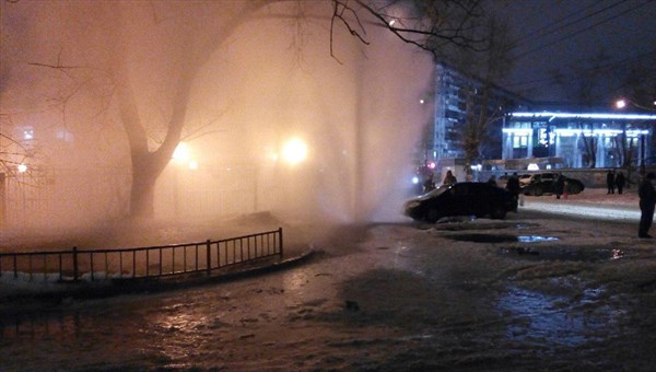 Двухметровый фонтан воды бьет из-под земли в центре Томска