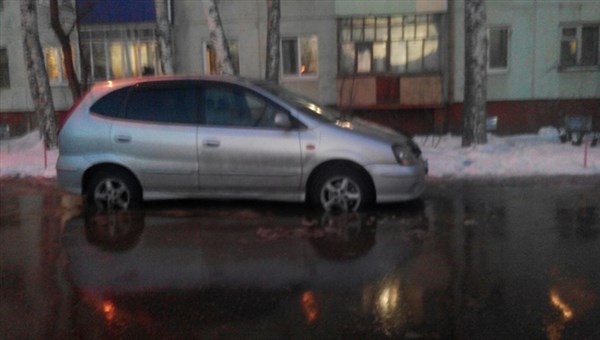 Вода затопила перекресток Кулагина - Фруктовый в Томске из-за аварии