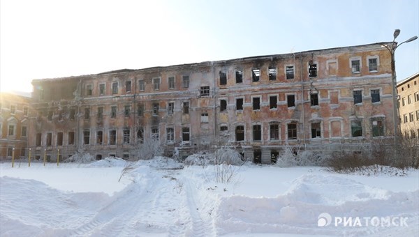 Власти Томска ищут средства на ремонт кровли здания на Никитина, 8