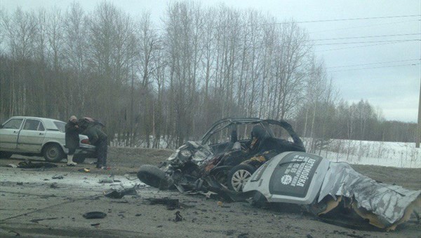 Водитель Lada погиб на томской трассе, при обгоне въехав под грузовик