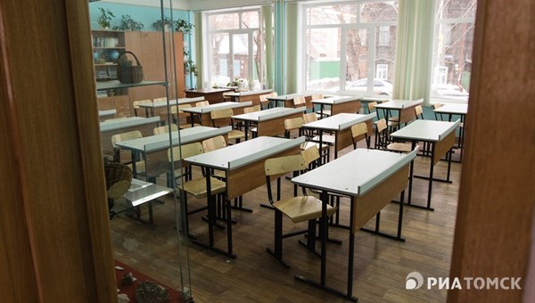 Томские власти: школы не будут отстранять непривитых от COVID учителей