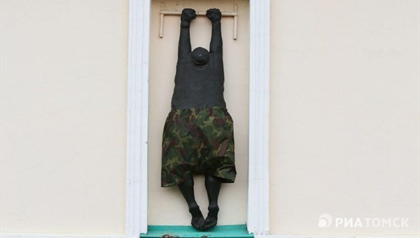 Памятник любовнику вернулся на стену томского музея в новых трусах