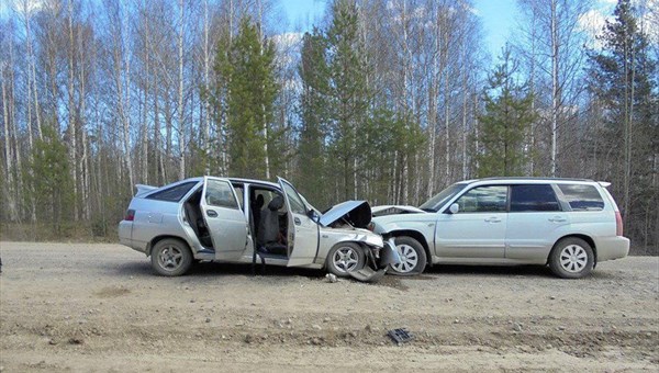 Четверо пострадали в столкновении Subaru и ВАЗа на томском севере