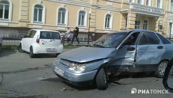 ВАЗ и иномарка столкнулись в центре Томска, один человек пострадал
