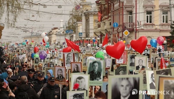 Около 20 тысяч человек прошли в колонне Бессмертного полка в Томске