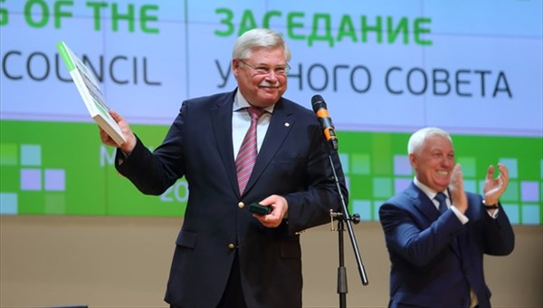 Томский губернатор первым получил медаль, учрежденную к 120-летию ТПУ