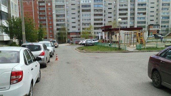 Kia сбила мальчика во дворе дома в Томске, ребенок госпитализирован