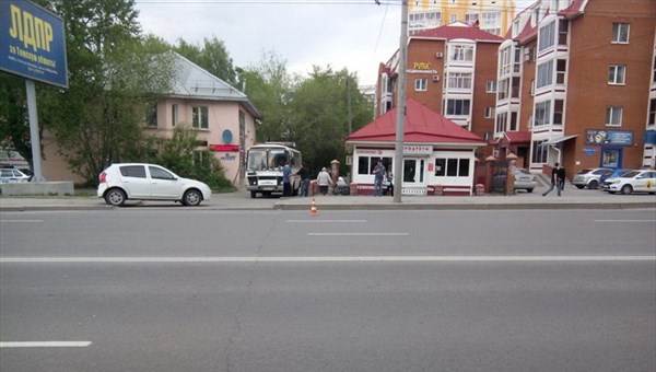 Зажатая дверью пассажирка выпала из маршрутки в Томске