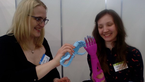 Томичи могут помочь купить студентке инновационные протезы для рук