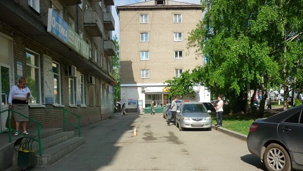 Иномарка сбила старушку во дворе дома в Томске, женщина в больнице