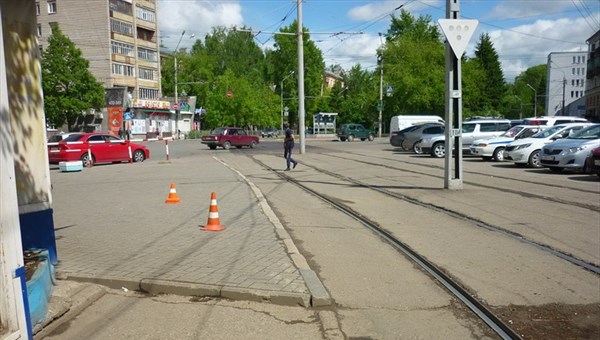Водитель грузовика, сдавая назад, сбил пенсионера в центре Томска