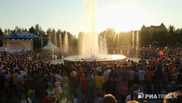 Самый большой фонтан открылся в Томске в День города