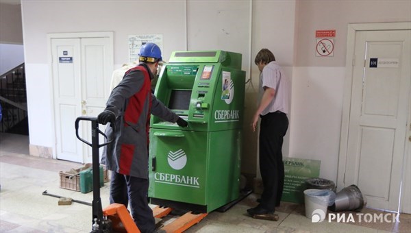 МВД: ограбившие банкоматы в томском вузе заперли охранников в подсобке