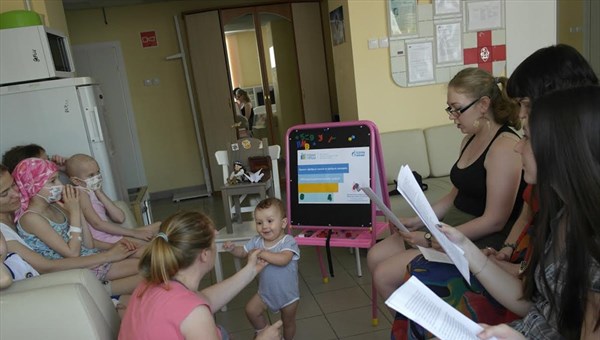Томские студенты прочитали сказки детям в гематологическом блоке ОКБ