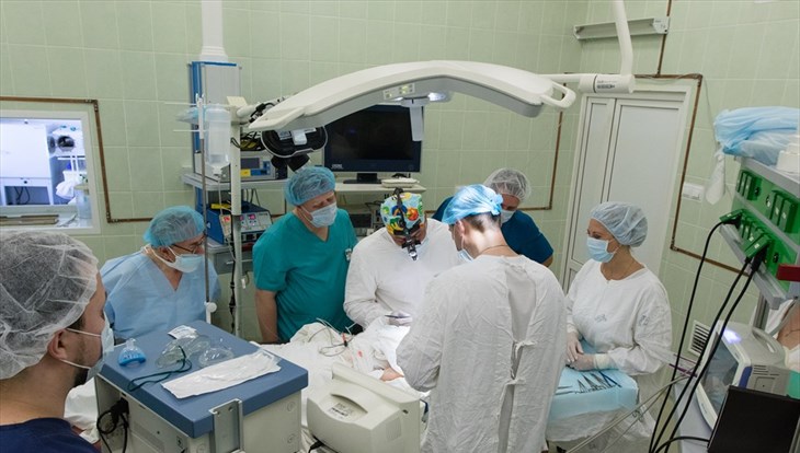 Хирурги РФ и Казахстана открыли глаза ребенку в томской ОКБ